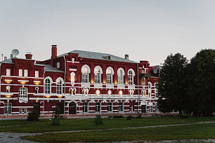 На парковке для легковых автомобилей у городского пляжа заметили большегрузы