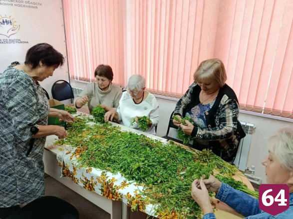 Пенсионеры Саратовской области отправляют на фронт сухие каши и травяные чаи