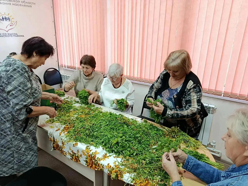 Пенсионеры Саратовской области отправляют на фронт сухие каши и травяные чаи